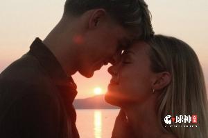 德凯特拉雷宣布求婚成果，与女友秀恩爱合影和订婚戒指